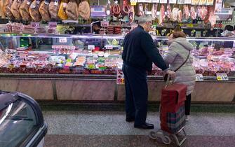 MADRID, SPAIN - MARCH 15: A couple shop at a deli in a market on March 15, 2023, in Madrid, Spain. The Consumer Price Index (CPI) rose by 0.9% in February compared to the previous month and raised its year-on-year rate by one tenth, to 6%, due to the rise in electricity, package tours and food, which shot up their prices by 16.6% year-on-year, their highest rise since 1994, according to the final data published today by the National Statistics Institute (INE). February's final inflation is one tenth of a percentage point lower than the one advanced at the end of last month, when the INE pointed to a rate of 6.1%, while the monthly increase has finally been nine tenths of a percentage point, compared to the increase of 1% initially estimated. (Photo By Eduardo Parra/Europa Press via Getty Images)