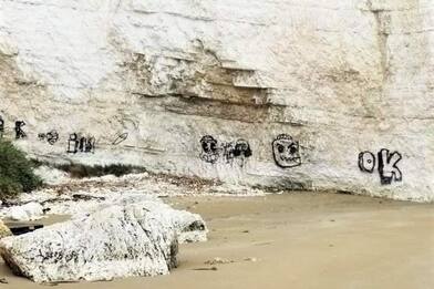 Gargano, imbrattata la roccia alle spalle del monolite Pizzomunno