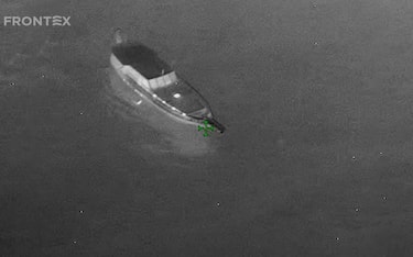 Un fermo immagine tratto dal video integrale di Frontex del viaggio del barcone prima del naufragio davanti alle coste di Steccato di Cutro il 26 febbraio 2023.All'interno del barcone c'era circa 180 migranti stipati. Nel naufragio sono morte 88 persone, 25 bambini sotto i 12 anni. Roma, 22 marzo 2023 ANSA/FRONTEX+++ EDITORIAL USE ONLY -NO SALES- NO ARCHIVE. NPK