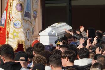 Un momento della cerimonia funebre di Francesco Pio Maimone nella chiesa di San Lorenzo Martire a Pianura, a Napoli, 25 Marzo 2023. ANSA/CESARE ABBATE