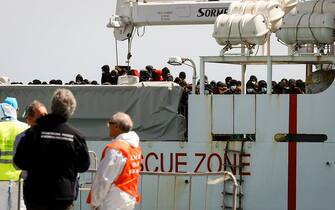 Un momento dell'arrivo dei 400 migranti salvati in diverse operazioni dalla Guardia Costiera Italiana a Pozzallo a bordo della nave Diciotti, 25 Marzo 2023. ANSA/FRANCESCO RUTA