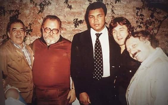 Gianni Minà, la foto con Alì, De Niro, Marquez e Leone al ristorante