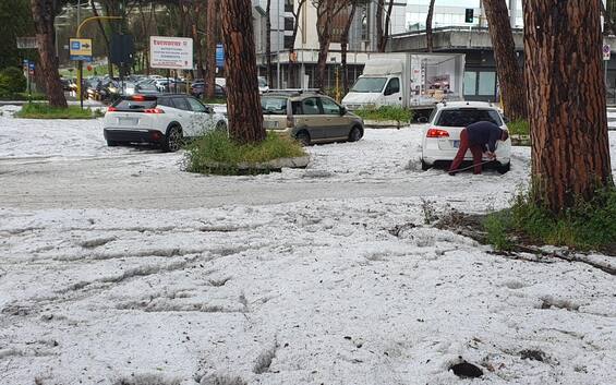 Roma Sud imbiancata dalla grandine e traffico in tilt sul GRA. FOTO Roma Sud imbiancata dalla grandine e traffico in tilt sul GRA. FOTO