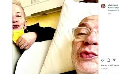 Platinette torna sui social con una foto sorridente dall'ospedale