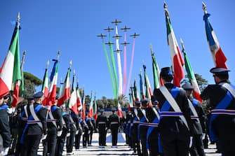 Il passaggio delle Frecce tricolori durante la cerimonia per i cento anni dell'Aeronautica militare alla Terrazza del Pincio, Roma, 28 marzo 2023. ANSA/ETTORE FERRARI