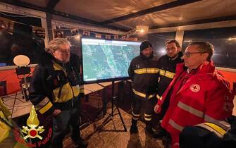 È in corso una vasta operazione che sta impegnando diverse squadre dei vigili del fuoco per spegnere un incendio boschivo che si è sviluppato a Montegrino Valtravaglia, in località chiesa di San Martino, nel pomeriggio di lunedì 27 marzo. Il forte vento sta alimentando le fiamme rendendo più difficile il lavoro dei vigili del fuoco e di tutti gli operatori che stanno intervenendo, spingendo il rogo verso zone abitate e allargando il fronte. ANSA/US VIGILI DEL FUOCO +++ NPK +++ NO SALES, EDITORIAL USE ONLY +++