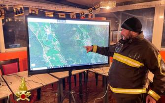 È in corso una vasta operazione che sta impegnando diverse squadre dei vigili del fuoco per spegnere un incendio boschivo che si è sviluppato a Montegrino Valtravaglia, in località chiesa di San Martino, nel pomeriggio di lunedì 27 marzo. Il forte vento sta alimentando le fiamme rendendo più difficile il lavoro dei vigili del fuoco e di tutti gli operatori che stanno intervenendo, spingendo il rogo verso zone abitate e allargando il fronte. ANSA/US VIGILI DEL FUOCO +++ NPK +++ NO SALES, EDITORIAL USE ONLY +++