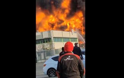 Incendio alle porte di Novara, fiamme in una azienda di solventi