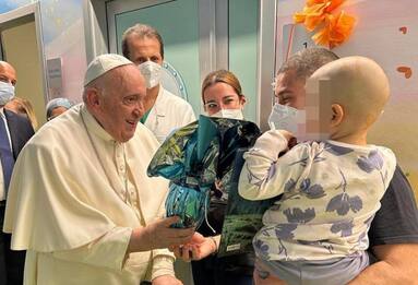 Papa Francesco visita i bimbi al Gemelli e battezza un neonato