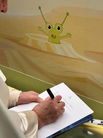 This afternoon Pope Francis went to visit the children hospitalized in the pediatric oncology department of the Gemelli hospital, bringing them rosaries, chocolate eggs and copies of the book "Jesus was born in Bethlehem of Judea", in Rome, Italy, 31 March 2023. During the visit, which lasted about half an hour, the Pope imparted the sacrament of baptism to a baby named Miguel Angel, a few weeks old. At the end he returned to his department. Pope Francis is expected to leave Rome's Gemelli hospital, which he was admitted to on Wednesday with respiratory problems, on Saturday and take part in the Palm Sunday Mass in St Peter's Square the following day, the Vatican said on Friday.
ANSA/ HOLY SEE PRESS OFFICE
+++ ANSA PROVIDES ACCESS TO THIS HANDOUT PHOTO TO BE USED SOLELY TO ILLUSTRATE NEWS REPORTING OR COMMENTARY ON THE FACTS OR EVENTS DEPICTED IN THIS IMAGE; NO ARCHIVING; NO LICENSING +++ NPK +++