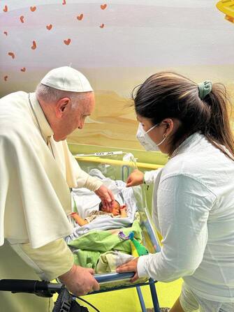 This afternoon Pope Francis went to visit the children hospitalized in the pediatric oncology department of the Gemelli hospital, bringing them rosaries, chocolate eggs and copies of the book "Jesus was born in Bethlehem of Judea", in Rome, Italy, 31 March 2023. During the visit, which lasted about half an hour, the Pope imparted the sacrament of baptism to a baby named Miguel Angel, a few weeks old. At the end he returned to his department. Pope Francis is expected to leave Rome's Gemelli hospital, which he was admitted to on Wednesday with respiratory problems, on Saturday and take part in the Palm Sunday Mass in St Peter's Square the following day, the Vatican said on Friday.
ANSA/ HOLY SEE PRESS OFFICE
+++ ANSA PROVIDES ACCESS TO THIS HANDOUT PHOTO TO BE USED SOLELY TO ILLUSTRATE NEWS REPORTING OR COMMENTARY ON THE FACTS OR EVENTS DEPICTED IN THIS IMAGE; NO ARCHIVING; NO LICENSING +++ NPK +++