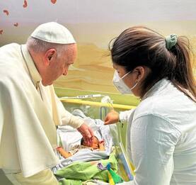 Papa Francesco migliora, lascia domani l'ospedale. DIRETTA