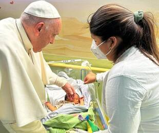 Papa Francesco migliora, lascia domani l'ospedale. DIRETTA