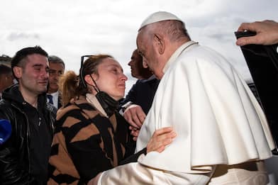 Il Papa dimesso dal Gemelli, l'abbraccio dei fedeli. FOTO