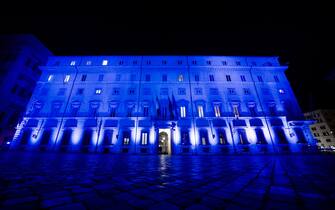 La facciata di Palazzo Chigi illuminata da fasci di luce blu in occasione della WAAD, la giornata mondiale della consapevolezza dell'autismo, Roma, 1 aprile 2021. ANSA/FILIPPO ATTILI UFFICIO STAMPA PALAZZO CHIGI +++ EDITORIAL USE ONLY NO SALES +++