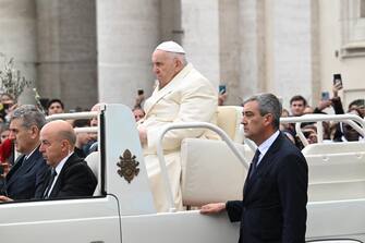Pope Francis arrives in Saint Peter's Square to celebrate the Holy Mass of Palm Sunday, Vatican City, 02 April 2023. Palm Sunday is a Christian feast that falls on the Sunday before Easter. The feast commemorates Jesus' entry into Jerusalem, an event mentioned in each of the four Christian canonical Gospels. 
ANSA/CLAUDIO PERI