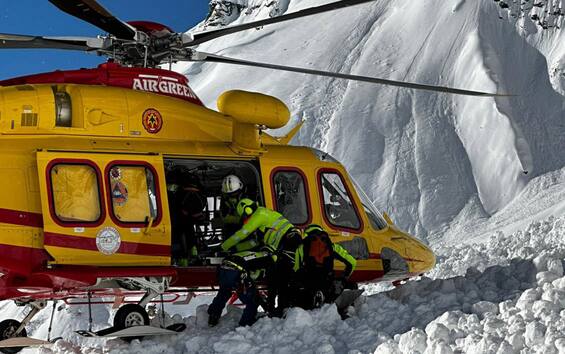 Incidente in montagna, sciatore muore dopo un volo di 100 metri nella ...