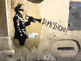 La nuova opera della Street Artist Laika, dal titolo "Dimissioni!", in via Rasella a Roma, 3 aprile 2023. Il poster raffigura un soldato nazista che suona un trombone dal quale esce la parola "dimissioni!". ANSA/ UFFICIO STAMPA ++HO - NO SALES EDITORIAL USE ONLY++ NPK++