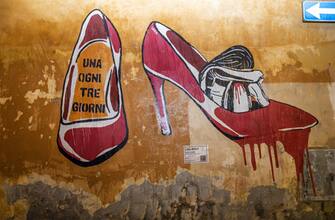 'Ogni tre giorni - If you were in my shoes' è il titolo della nuova opera di street art che nella notte tra il 24 e il 25 novembre si può vedere a Roma in via del Conservatorio realizzata da Laika, 25 novembre 2021. 
ANSA/ UFFICIO STAMPA ++HO - NO SALES EDITORIAL USE ONLY++