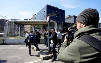 Silvio Berlusconi ricoverato all'ospedale San Raffaele, giornalisti in attesa all'esterno di un ingresso secondario a Milano, 5 aprile 2023.ANSA/MOURAD BALTI TOUATI

