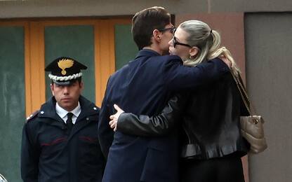 Berlusconi in terapia intensiva, abbraccio tra i figli dopo la visita
