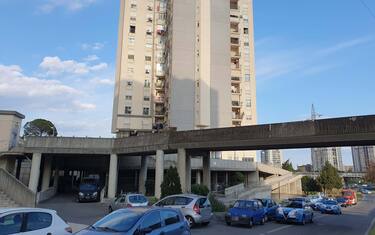 Un uomo di 33 anni si è barricato da solo in casa a Catania e ha esploso diversi colpi di pistola in strada, senza colpire alcuno, 08 aprile 2023. Sul posto, in viale San Teodoro, nel popoloso rione Librino, è presente personale delle forze dell'ordine. La strada è stata bloccata al traffico. Sul posto stanno per arrivare dei mediatori della polizia. Secondo quanto si è appreso l'uomo in passato sarebbe stato denunciato per spaccio di sostanze stupefacenti.
ANSA/ORIETTA SCARDINO