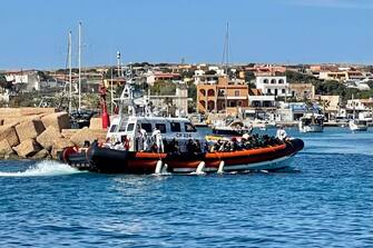Sono 180 i migranti che hanno lasciato Lampedusa e che in serata arriveranno a Porto Empedocle, 26 marzo 2023. La nave Diciotti, nel primo pomeriggio, inizierà l'imbarco di altre 600 persone che verranno trasferite a Reggio Calabria. All'hotspot di contrada Imbriacola in questo momento sono presenti 2.377 ospiti.   ANSA / Elio Desiderio