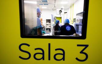 Personale sanitario si prepara ad un intervento chirurgico all interno del reparto Operatorio  dell ospedale Agostino Gemelli. Roma 25/01/2023.
Credit: Danilo Schiavella/ANSA