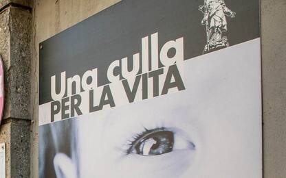 Neonata lasciata alla culla per la vita a Bergamo, sta bene