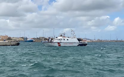 Barca affondata in Sardegna, trovato vivo uno dei due sub dispersi