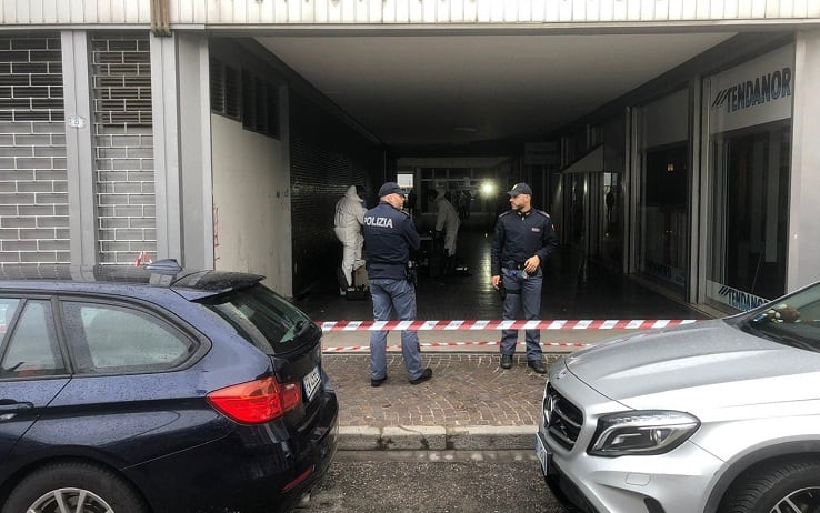Un uomo, di 59 anni, senzatetto, originario di San Vito al Tagliamento (Pordenone) è stato trovato morto, all'alba di oggi, in una galleria di Udine, con evidenti segni di aggressione sul corpo.