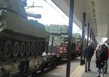 Stazione di Udine, passa un convoglio con a bordo carri armati
