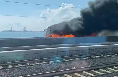 Venezia, autobus in fiamme sul Ponte della Libertà: traffico bloccato