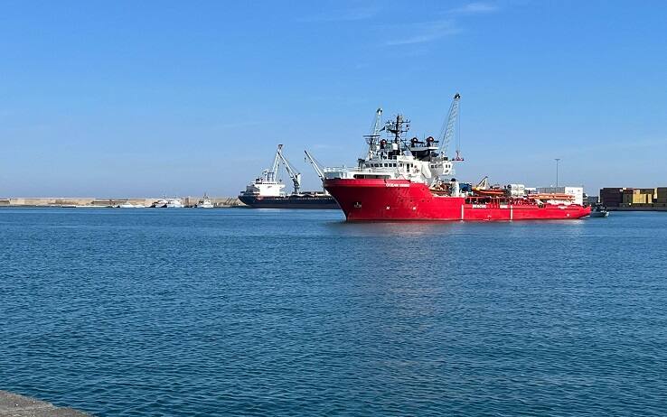 La Ocean Viking è arrivata a Bari, a bordo 29 migranti