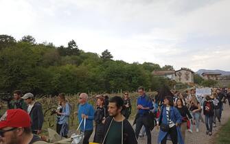 Manifestanti al centro faunistico Casteller di Trento per la manifestazione pro orso a Trento, 23 aprile 2023:
ANSA/Marianna Malpaga
