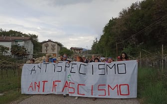 Manifestanti al centro faunistico Casteller di Trento per la manifestazione pro orso a Trento, 23 aprile 2023:
ANSA/Marianna Malpaga