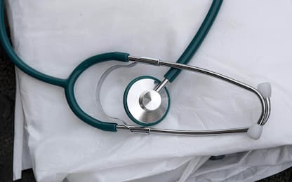 Foggia, medico indagato per violenza sessuale: interdetto 6 mesi