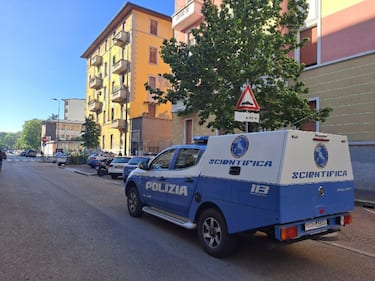 Il palazzo dove un uomo è stato ucciso in casa a coltellate a Milano, 26 aprile 2023.
ANSA/ANDREA FASANI