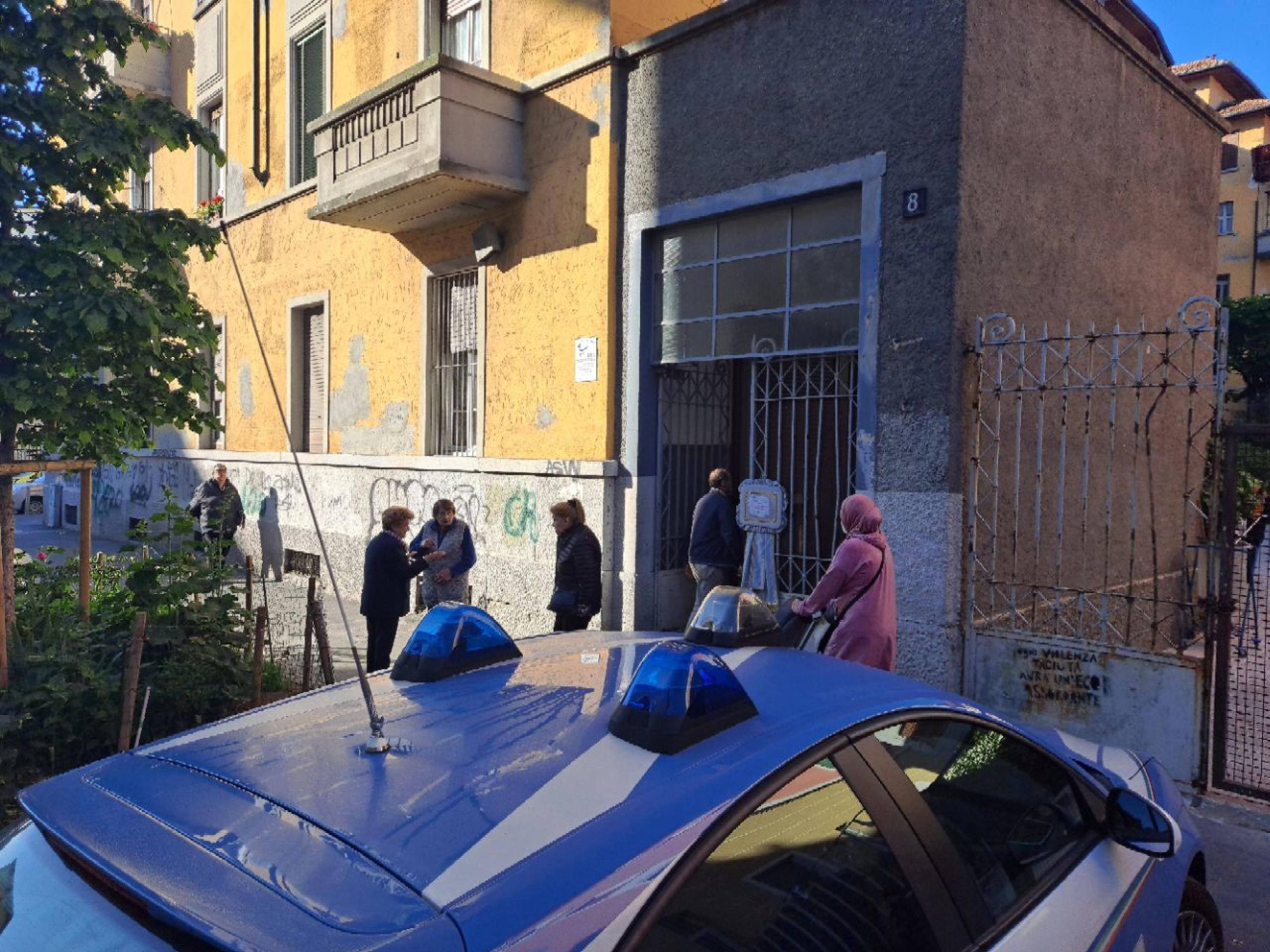 Il palazzo dove un uomo è stato ucciso in casa a coltellate a Milano, 26 aprile 2023.
ANSA/ANDREA FASANI