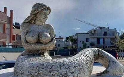 Statua della sirena a Monopoli, polemiche per le forme procaci