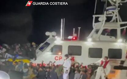 Lampedusa, peschereccio tenta furto motore barca migranti: bimba muore
