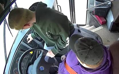 Usa, 13enne ferma scuolabus quando l'autista si sente male. VIDEO