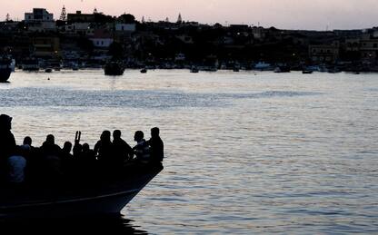 Migranti, 290 lasciano l'hotspot di Lampedusa. Annega bimba di 4 anni