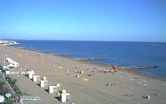 In una immagine tratta dalla webcam (www.hotelmontecarlocaorle.com), una veduta della spiaggia di ponente a Caorle (Venezia) questo pomeriggio 01 ottobre 2001.ANSA/INTERNET+++EDITORIAL USE ONLY - NO SALES+++