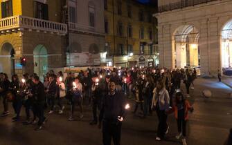 Migliaia di persone - cinquemila la stima delle forze dell'ordine - stanno partecipando a Pisa alla fiaccolata silenziosa in ricordo di Barbara Capovani, la psichiatra morta dopo essere stata aggredita nella città toscana, fuori dal servizio di psichiatria diagnosi e cura dell'Asl Toscana nord ovest dove lavorava, 03 maggio 2023.
ANSA/GABRIELE MASIERO
