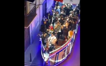 Scudetto Napoli, una barca di tifosi gira per le strade. VIDEO