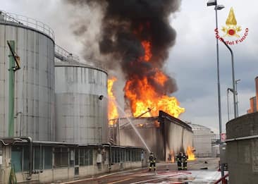 Faenza, maxi incendio a distilleria Caviro: 15 silos in fiamme