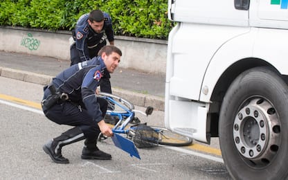 Milano, uomo in bicicletta investito e ucciso da un camion