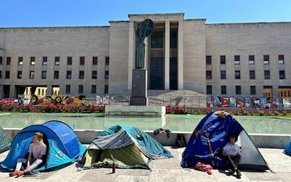 Studenti in tenda davanti a La Sapienza contro il caro affitti. FOTO