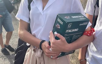 I primi studenti impegnati nella prova di italiano della maturità arrivano all'Itts Alessandro Volta di Perugia, 22 giugno 2022.ANSA/Angela Rotini